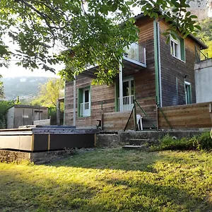  Hébergement de vacances Maison Au Bord De L'eau Avec Jacuzzi